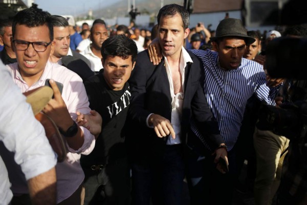 Chavistas agreden a Guaidó a su llegada al aeropuerto de Venezuela