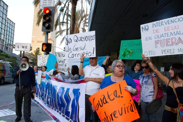 Guatemaltecos exigen destitución cónsul en Los Ángeles