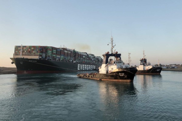 Logran reflotar el Ever Given y el tráfico se reanuda en el Canal de Suez