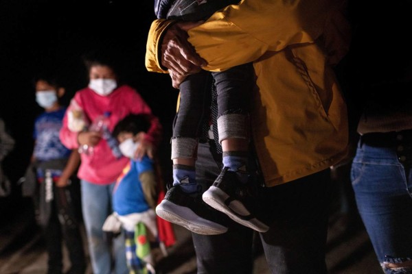 Gobierno de Biden comienza a reunir a familias migrantes separadas