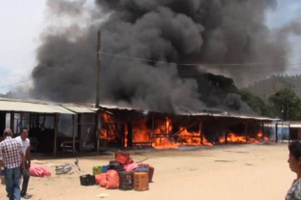 Incendio arrasa con el mercado de Danlí, El Paraíso