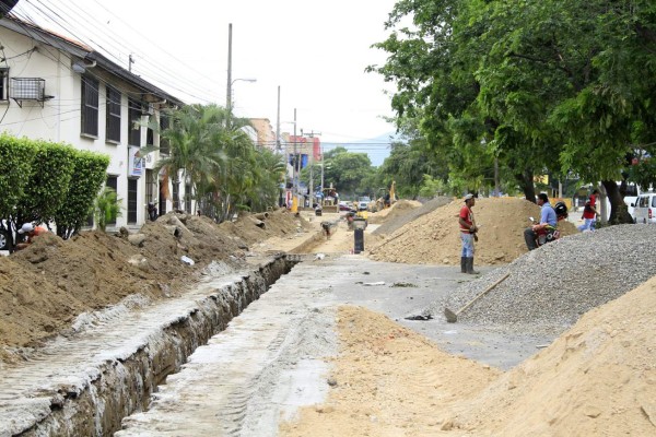 Alcaldía prioriza la reparación de calles de barrios y colonias sampedranas