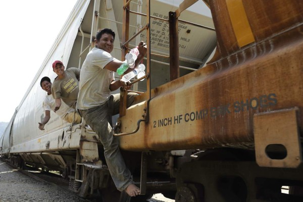 GRA428. AMATLÁN (MÉXICO), 13/06/2017.- Los migrantes viajan en un tren de mercancías llamado La Bestia a través de México hacia Estados Unidos y reciben ayuda de las Patronas. MINDS/EFE/José Méndez