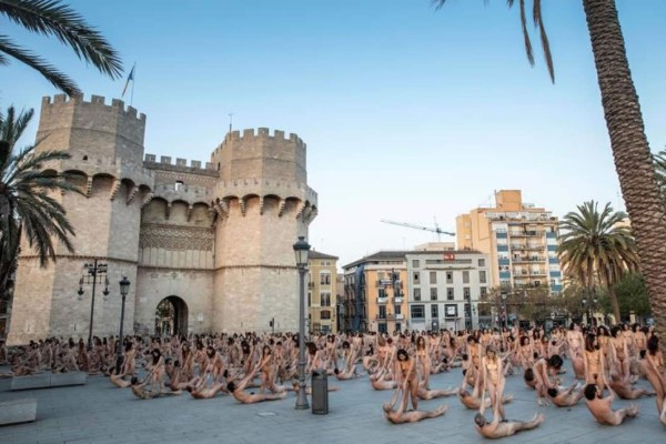 Unas 1,300 personas se desnudan para Spencer Tunick en Valencia