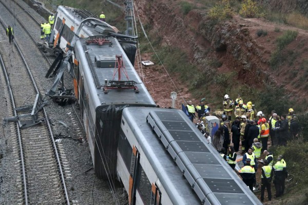 Un muerto y 49 heridos al descarrilarse un tren en España