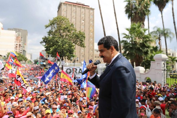 Handout picture released by the Venezuelan Presidency showing Venezuelan President Nicolas Maduro delivering a speech to supporters during a gathering in Caracas on October 26, 2016. Opponents of Maduro staged mass street rallies on Wednesday as he held a crisis security meeting, resisting their efforts to drive him from power. Tens of thousands of opposition supporters gathered at points around Caracas in the morning and joined up in the east of the capital while pro-government demonstrators gathered near the Miraflores presidential palace. / AFP PHOTO / Venezuelan Presidency / RESTRICTED TO EDITORIAL USE - MANDATORY CREDIT 'AFP PHOTO / VENEZUELAN PRESIDENCY / MARCELO GARCIA / HO ' - NO MARKETING NO ADVERTISING CAMPAIGNS - DISTRIBUTED AS A SERVICE TO CLIENTS