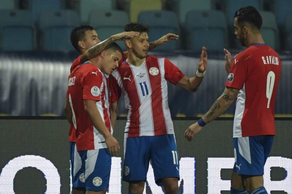 Paraguay's Angel Romero (2-R) celebrates with teammates after scoring against Bolivia during their Conmebol Copa America 2021 football tournament group phase match at the Olympic Stadium in Goiania, Brazil, on June 14, 2021. (Photo by NELSON ALMEIDA / AFP)