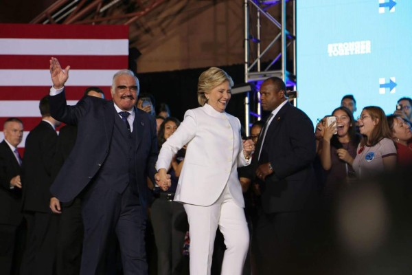 Hillary Clinton agradece a Vicente Fernández con abrazo