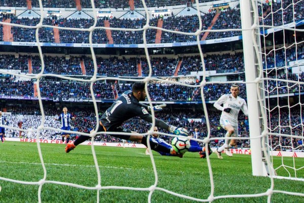 GRAF8899. MADRID (ESPAÑA), 24/02/2018.-24/02/2018.- El delantero galés del Real Madrid Gareth Bale (d), marca su gol contra el portero del Alavés Fernando Pacheco (c) , durante el partido de la jornada 25 de La Liga celebrado en el estadio Santiago Bernabéu. EFE/Rodrigo Jiménez