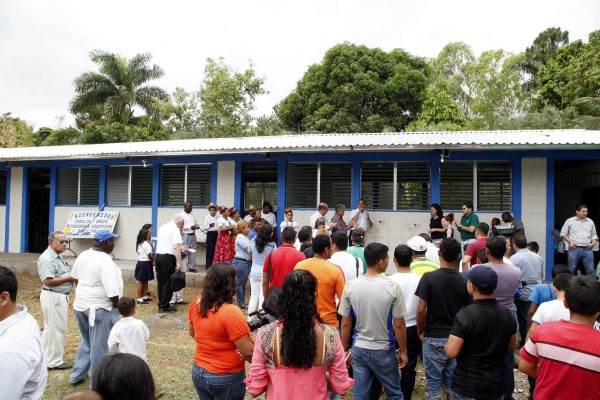 Con ayuda de familia norteamericana se construye escuela en La Ceiba