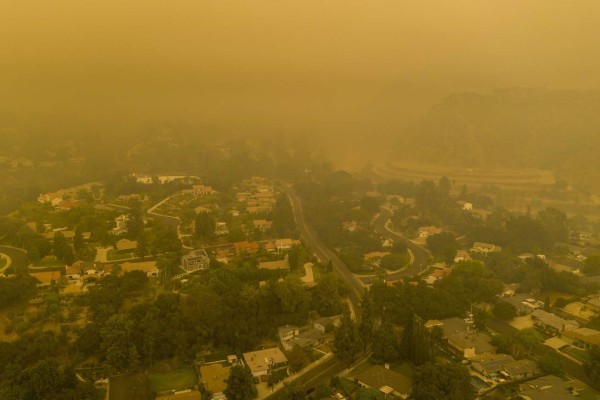 Bomberos intentan controlar incendio que amenaza a Los Ángeles