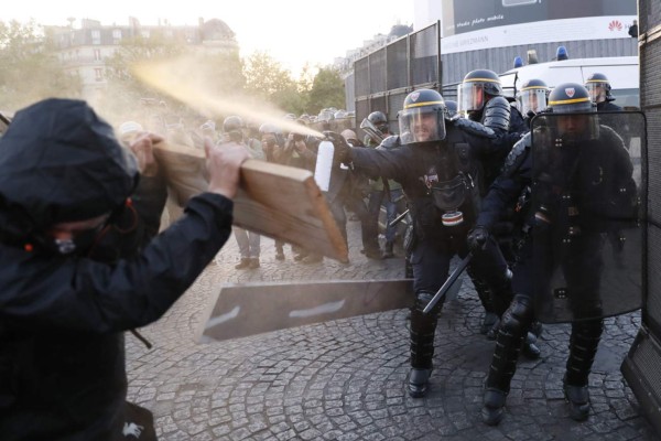 Choques entre manifestantes 'antifascistas' y policías en París  