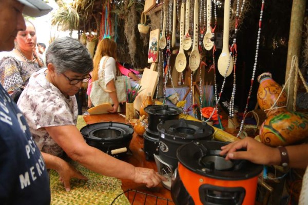 Durante la feria hay venta de todo tipo de productos.