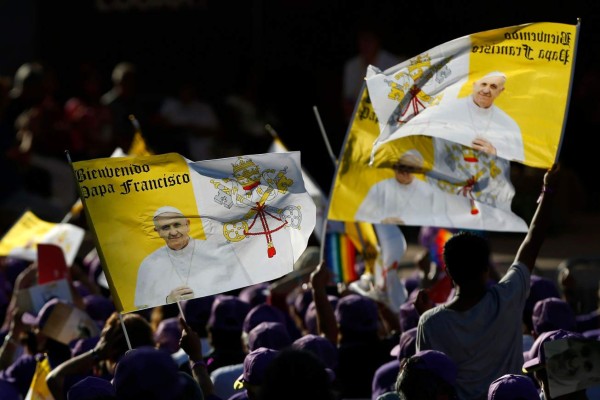 Faithfuls wave flags during Pope Francis' visit at Padre Hurtado Sanctuary in Santiago, on January 16, 2018. / AFP PHOTO / PABLO VERA LISPERGUER