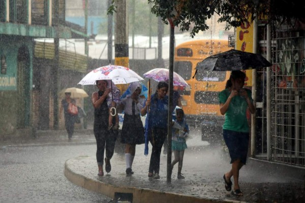 Pronostican fuertes lluvias para hoy en casi todo el país