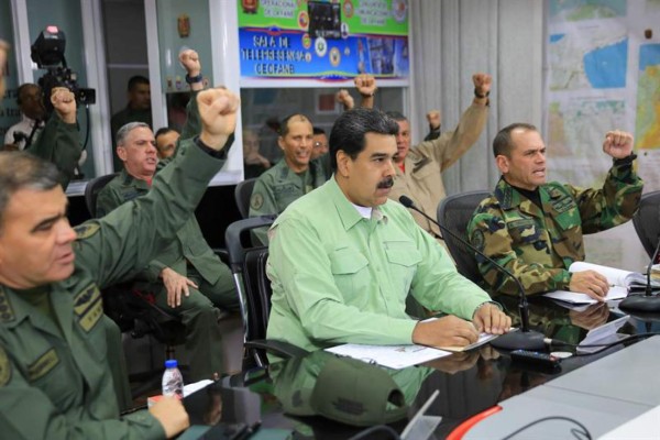 Maduro cierra el espacio aéreo de Venezuela y la frontera con Brasil