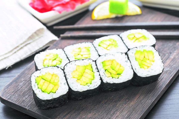 Rollos de sushi rellenos de aguacate.