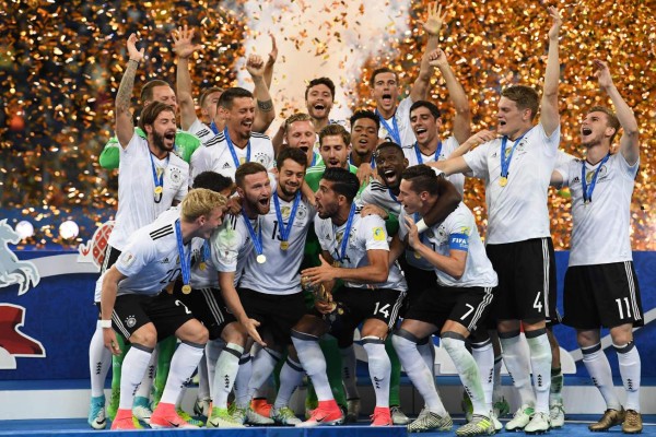 Germany's players lift the trophy after winning the 2017 Confederations Cup final football match between Chile and Germany at the Saint Petersburg Stadium in Saint Petersburg on July 2, 2017. / AFP PHOTO / FRANCK FIFE