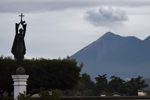 Guatemala mira temerosa con un ojo al volcán y el otro al cielo