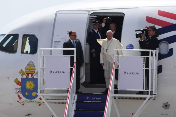 El Papa Francisco llega a Perú en medio de crisis política