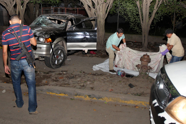 Niña y su padrastro mueren atropellados