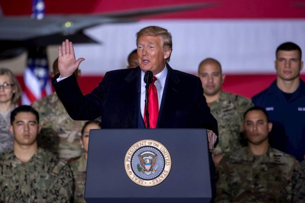 Trump descarta sacar tropas de Irak y retira su amenaza a monumentos de Irán