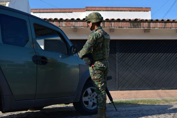 Marina mexicana allana casa de cuñada del 'Chapo' Guzmán en busca de pistas