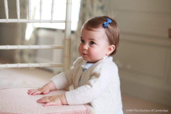 Difunden dulces fotos de la pequeña princesa de Cambridge