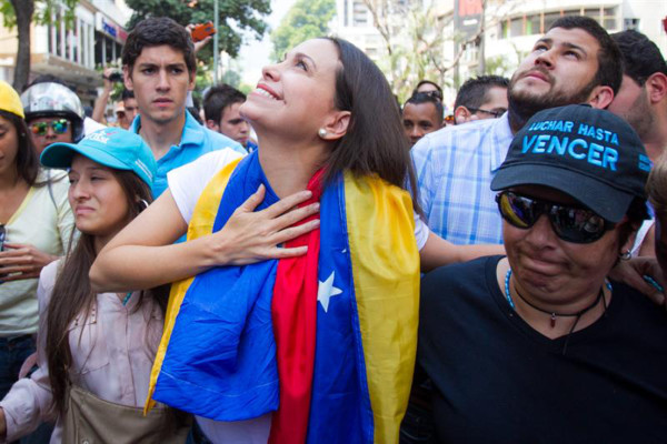 María Corina Machado regresa a Venezuela, arropada por seguidores y diputados