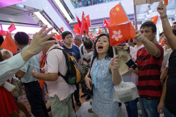 Hong Kong vive escenas tensas por enfrentamientos entre manifestantes