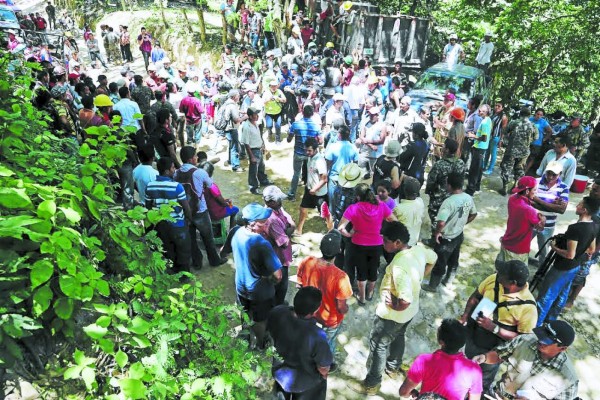 Entre lágrimas y protestas suspenden búsqueda de mineros