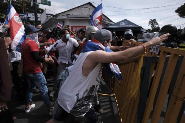 Policías encubiertos en protestas elevan la tensión en Costa Rica