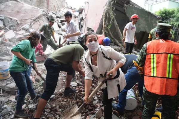 Rescatan a cinco personas con vida tras terremoto en México