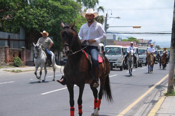 Desfile hípico de la Agas encanta a los sampedranos