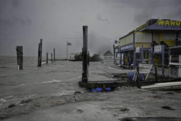 El huracán Irma provoca los primeros daños en la Florida