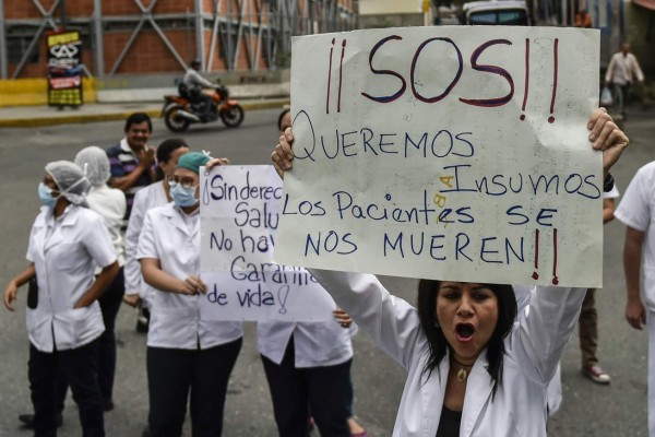 Pacientes y médicos venezolanos protestan por falta de medicinas y bajos sueldos   