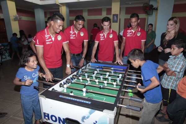 Marathón comparte con niños de Amor y Vida