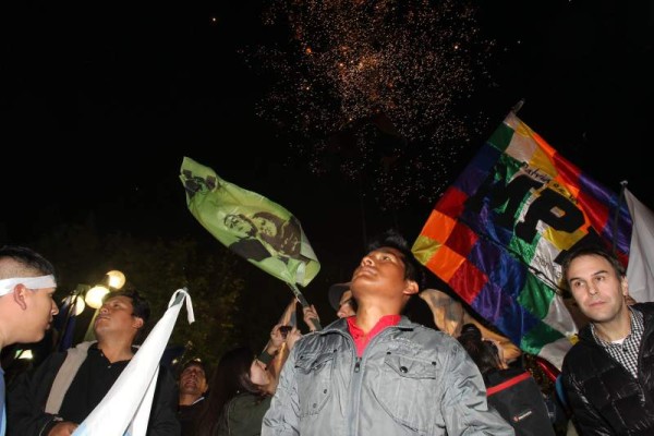 Con fuegos artificiales festejaron la reelección de Evo en Bolivia.