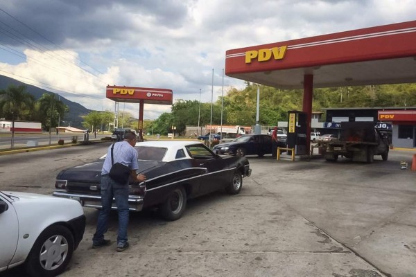 Venezuela raciona la venta de gasolina por escasez