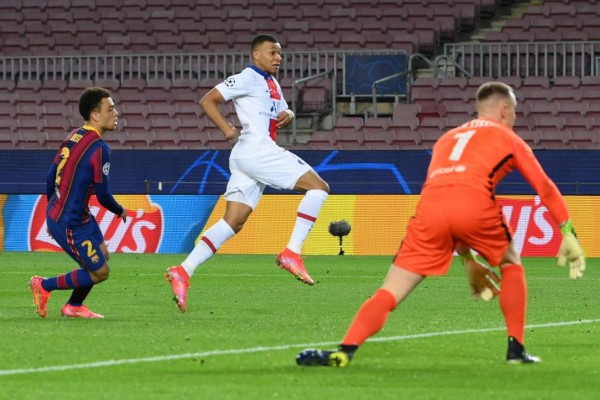 PSG remonta y humilla al Barcelona en exhibición de Mbappé