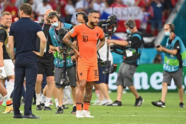 Netherlands' forward Memphis Depay reacts after losing during the UEFA EURO 2020 round of 16 football match between the Netherlands and the Czech Republic at Puskas Arena in Budapest on June 27, 2021. (Photo by Attila KISBENEDEK / POOL / AFP)