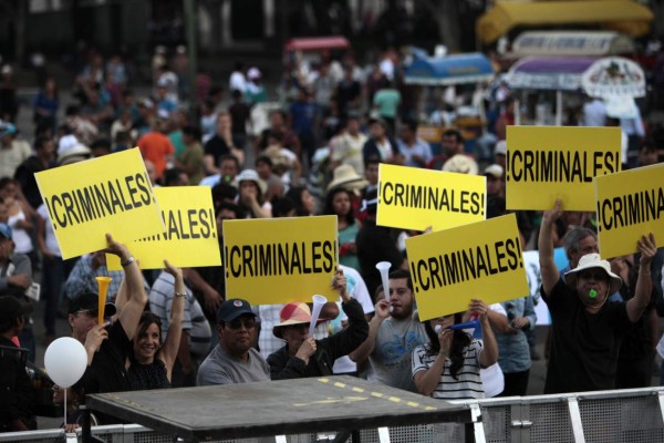 Guatemaltecos insisten en exigir renuncia de presidente