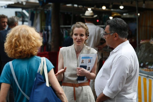 Les Republicains (LR) party candidate Nathalie Kosciusko-Morizet speaks with bypassers before collapsing during an altercation while campaigning in the 5th arrondissement in Paris on June 15, 2017, ahead of the second round of the French legislative election. / AFP PHOTO / GEOFFROY VAN DER HASSELT