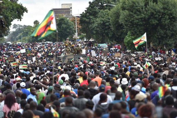 Miles salen a la calle a exigir salida de Mugabe