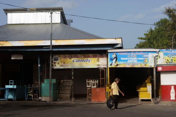 Stalls at the 'Roberto Huembes' market in Managua remain closed during a 24-hour nationwide general strike called by the opposition in Nicaragua on July 13, 2018.A day after five people were killed in violence surrounding protests against Nicaraguan President Daniel Ortega, a 24-hour opposition-called strike began on Friday. / AFP PHOTO / MARVIN RECINOS