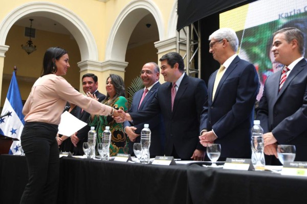 Hondufuturo beneficia con becas de posgrado