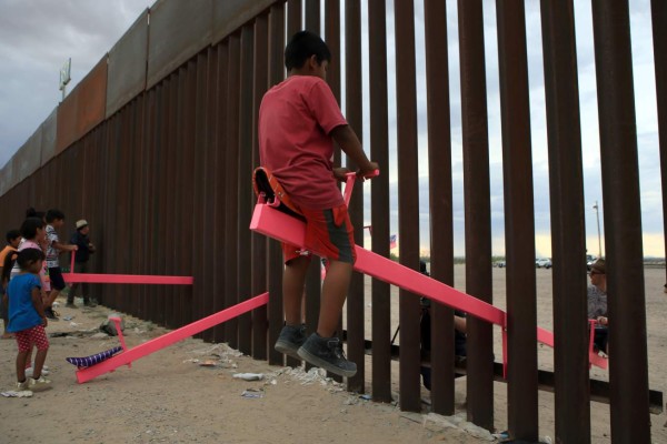 Subibajas en frontera México-EEUU conecta a niños de ambos países