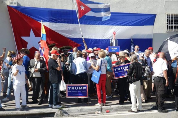 Con la música de un trío de mariachis y gritos como '¡Ahí viene el hombre!', el grupo del exilio cubano Vigilia Mambisa y una treintena de simpatizantes festejaron hoy frente al famoso restaurante Versailles de Miami, Florida, la llegada de Donald Trump a la Casa Blanca. EFE