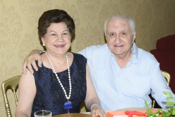 Rania y Elías Kharoufeh ofrecen cena de bienvenida