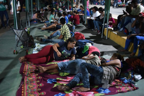 Guatemala: migrantes permanecen en la calle mientras esperan ingresar a México